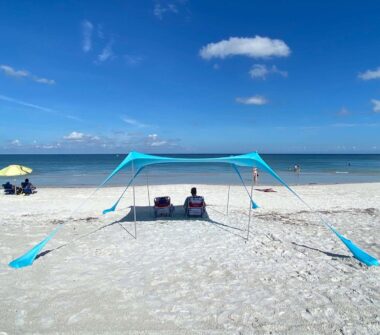 Custom Logo Beach Tent with Windproof Canopy and Sandbags for Family Travel