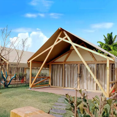 Luxury Eco-Friendly Glamping Tent with Glass Entrance – Wooden Safari Lodge for Resorts